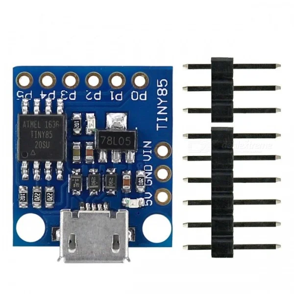 Microcontrôleur ATTINY85 vu de dessus avec ses broches et son port USB intégré
