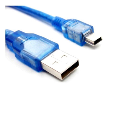 Câble court Mini USB conçu pour Arduino Nano sur fond neutre