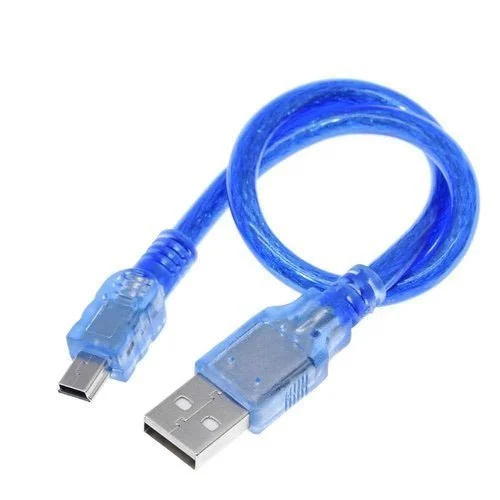 Câble Mini USB de branché sur une carte Arduino Nano pour transfert rapide