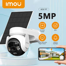 Caméra extérieure motorisée Imou AOV PT 5MP installée sur la façade d'une maison.